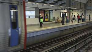 Utentes aguardam o metro na Estação de Metro do Senhor Roubado, no dia em que a área Metropolitana de Lisboa (AML) vê reforçada a oferta de transportes públicos, sobretudo de autocarros, permitindo que a capacidade fique a 90% da que existia no mesmo período do ano passado, em Odivelas, 01 de julho de 2020. MIGUEL A. LOPES/LUSA