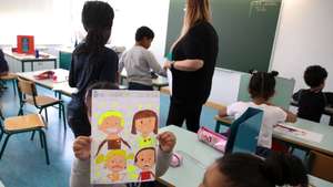 Equipas multidiciplinares da Câmara Municipal de Lisboa e da Saúde durante as vistorias a todas as escolas da cidade de Lisboa para verificar cumprimento dos planos de contingência e medidas da DGS devido à pandemia de covid-19, escola EB1 e Jardim de Infância do Armador, em Marvila, 02 de outubro de 2020. Ao longo de uma hora, a equipa andou pelos corredores da escola, sinalizados com setas coloridas para indicar os percursos de entrada e saída de cada espaço e os sentidos em que os alunos devem circular, fazendo perguntas sobre a divisão dos espaços e forma como as ‘bolhas’ de crianças estão organizadas. MANUEL DE ALMEIDA/LUSA