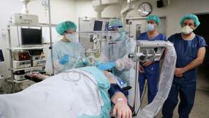 O bastonário da Ordem dos Médicos, Miguel Guimarães (2-D), acompanhado pelo diretor do departamento de cirurgia do Hospital de Santo António (HSA), Eurico Castro Alves (D), durante a entrega de câmaras de proteção profissional ao ato de entubação para reduzir o risco de contágio pelo novo coronavírus e outros agentes infeciosos no meio hospitalar, no Hospital de Santo António, no Porto, 27 de abril de 2020. ESTELA SILVA/LUSA