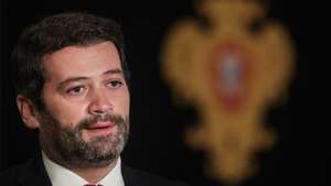 O deputado do Chega, André Ventura, fala aos jornalistas após uma audiência com o Presidente da República, Marcelo Rebelo de Sousa (ausente da fotografia), no Palácio de Belém, em Lisboa, 17 de novembro de 2020. O Presidente da República recebe, entre 17 e 18 de novembro, os partidos com representação parlamentar, para os ouvir sobre o Orçamento do Estado para 2021, a situação de pandemia e o estado de emergência. MÁRIO CRUZ/LUSA