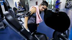 Uma utente desinfeta uma máquina de exercício antes de a utilizar num ginásio esta manhã em Lisboa, 03 de junho de 2020. Os ginásios puderam reabrir as suas portas ao público desde dia 1 de junho. MIGUEL A. LOPES/LUSA