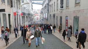 Cidadãos fazem as suas compras de Natal na Baixa de Lisboa, antes do recolher obrigatório do estado de emergência, no âmbito das medidas de contenção da covid-19, em Lisboa, 19 de dezembro de 2020. No fim-de-semana os estabelecimentos comerciais apenas podem funcionar entre as 08:00 e as 13:00 nos concelhos classificados como de risco “extremamente elevado” e “muito elevado”, medida imposta pelo estado de emergência que estará em vigor até às 23:59 de 23 de dezembro. ANTÓNIO PEDRO SANTOS/LUSA