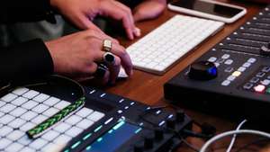Jovens habitantes do bairro da Bela Vista gravam uma música de hiphop no estúdio de som e vídeo gerido pela Khapaz – Associação Cultural de Jovens Afrodescendentes e pela Câmara Municipal de Setúbal, em Setúbal, 24 de outubro de 2020. (ACOMPANHA TEXTO DA LUSA DO DIA 29 DE OUTUBRO DE 2020). TIAGO PETINGA/LUSA