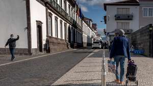 Populares esta manhã no centro de Ponta Delgada, na ilha de São Miguel, Açores, 09 de janeiro de 2021. A ilha de São Miguel, tem a partir desta sexta-feira novas medidas de contenção da covid-19, como limitação de ajuntamentos, recolher obrigatório, limitação de horário de restaurantes e lojas, e também encerramento de escolas. (ACOMPANHA TEXTO DA LUSA). EDUARDO COSTA/LUSA