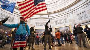 Apoiantes de Donald Trump na invasão ao Capitólio. EPA/JIM LO SCALZO