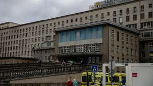Ambulâncias aguardam na entrada do Hospital Santa Maria em Lisboa, 27 de outubro de 2020. A urgência dedicada aos casos suspeitos de covid-19 do Hospital Santa Maria, em Lisboa, reflete a evolução da pandemia em Portugal com doentes a avolumarem-se à porta para realizar o teste e no interior a capacidade quase esgotada. O medo de perder o emprego leva muitos doentes com covid-19 a esconderem que estão infetados e a continuar a trabalhar, disseminando a doença que, nesta fase, começa a ser um caso também social e que leva a muitos internamentos no Santa Maria. (ACOMPANHA TEXTO DA LUSA DE 30 DE OUTUBRO DE 2020) TIAGO PETINGA/LUSA