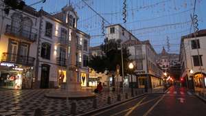 O Funchal apresenta muito pouco movimento de pessoas ou viaturas após o aumento de casos de covid-19  na Madeira ter originado uma deliberação do governo Regional com início às 0:00 de hoje que interdita a circulação entre as 19:00 e as 05:00 do dia seguinte até 31 de janeiro assim como o encerramento de atividades de natureza industrial, comercial e de serviços pelas 18:00, entre outras normas, como forma de controlar a pandemia, Funchal, 13 de janeiro de 2021. HOMEM DE GOUVEIA/LUSA