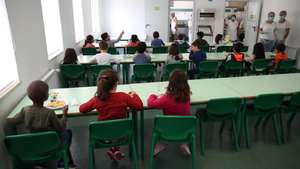 Equipas multidiciplinares da Câmara Municipal de Lisboa e da Saúde durante as vistorias a todas as escolas da cidade de Lisboa para verificar cumprimento dos planos de contingência e medidas da DGS devido à pandemia de covid-19, escola EB1 e Jardim de Infância do Armador, em Marvila, 02 de outubro de 2020. Ao longo de uma hora, a equipa andou pelos corredores da escola, sinalizados com setas coloridas para indicar os percursos de entrada e saída de cada espaço e os sentidos em que os alunos devem circular, fazendo perguntas sobre a divisão dos espaços e forma como as ‘bolhas’ de crianças estão organizadas. MANUEL DE ALMEIDA/LUSA