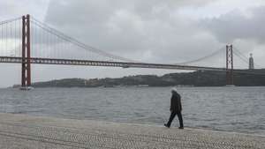 Um homem passeia junto ao rio Tejo em Lisboa, durante período com medidas de restrição impostas pelo novo confinamento, na sequência da pandemia de Covid-19, 30 de janeiro de 2021. MIGUEL A. LOPES/LUSA