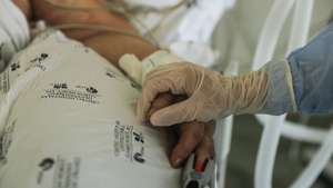 Um elemento da equipa médica cuida de um paciente hospitalizado na Unidade de Cuidados Intensivos covid-19 do Hospital Santa Maria, em Lisboa, 11 de fevereiro de 2021. O Hospital Santa Maria conta ao dia de hoje com 271 doentes internados com  64 destes doentes internados nos Cuidados Intensivos covid-19, o número máximo atingido até ao dia de hoje neste Hospital. (ACOMPANHA TEXTO DA LUSA DO DIA 14 DE FEVEREIRO DE 2021). MIGUEL A. LOPES/LUSA