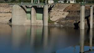 Falta de chuva no Algarve com a Barragem de Odeleite no barlavento algarvio com níveis minimos de água, Castro Marim, 23 de novembro de 2020. A chuva que caiu em outubro e novembro no Algarve aliviou alguma da pressão sobre os agricultores, mas não afastou a possibilidade de racionamento da água das barragens para a agricultura, hipótese que preocupa os agricultores. (ACOMPANHA TEXTO DE 3/12/2020) LUÍS FORRA/LUSA