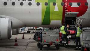 Operadores da Groundforce onde a operação da empresa de ‘handling’ Groundforce inclui números como cinco minutos e 400 toneladas, mas também o objetivo de chegar ao fim de 2019 com 3.600 colaboradores, aeroporto Humberto Delgado, em Lisboa, 22 de janeiro de 2018. Para que os aviões estejam no ar, a Groundforce faz toda a assistência em terra, excetuando o fornecimento de comida e de combustível, como resume o presidente executivo da empresa, Paulo Neto Leite, numa visita guiada aos ‘bastidores’ do Aeroporto Humberto Delgado, em Lisboa. MÁRIO CRUZ/LUSA