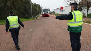 Agentes da GNR desviam os pesados de mercadorias durante uma operação de controlo na entrada em Portugal pela fronteira do Caia (Elvas). As fronteiras foram repostas desde as 00:00 de domingo, dia 31 de Janeiro, no âmbito das medidas para conter a propagação da covid-19 no território português. Elvas, 31 de janeiro de 2021. NUNO VEIGA/LUSA