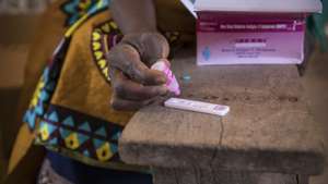 Uma técnica de saúde faz o teste à malária durante uma consulta de uma brigada móvel do Fundo das Nações Unidas para a Infância (UNICEF), um grupo de profissionais de saúde que viaja de ambulância e vai ao encontro das comunidades mais afastadas em vez de esperar por elas em centros de saúde, Impire, Moçambique, 24 de julho de 2020. Em menos de uma hora, na povoação de Impire, distrito de Metuge, sul de Cabo Delgado, juntam-se dezenas de mães com as suas crianças - a maioria ainda bebés - para a brigada observar, com pesagem, medição de altura, avaliação à subnutrição, seguindo-se uma consulta, vacinação e entrega da medicamentos numa rotina que inclui a observação das mães e decorre desde manhã até o sol se pôr, num pavilhão empoeirado. (ACOMPANHA TEXTO DE 25 DE JULHO DE 2020). RICARDO FRANCO/LUSA