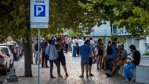Grupos de jovens reúnem-se ao final da tarde junto à Faculdade de Ciências, na Cidade Universitária de Lisboa, atropelando as regras, já que estão proibidos os ajuntamentos de mais de 10 pessoas e não é permitido beber álcool na via pública na Área Metropolitana de Lisboa, onde tem vigorado o estado de contingência, devido à pandemia de covid-19, Lisboa, 10 de setembro de 2020.  (ACOMPANHA TEXTO DE 12/09/2020) JOSÉ SENA GOULÃO/LUSA