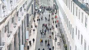 Cidadãos fazem as suas compras de Natal na Rua do Carmo, antes do recolher obrigatório do estado de emergência, no âmbito das medidas de contenção da covid-19, em Lisboa, 19 de dezembro de 2020. No fim-de-semana os estabelecimentos comerciais apenas podem funcionar entre as 08:00 e as 13:00 nos concelhos classificados como de risco “extremamente elevado” e “muito elevado”, medida imposta pelo estado de emergência que estará em vigor até às 23:59 de 23 de dezembro. ANTÓNIO PEDRO SANTOS/LUSA