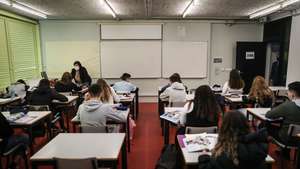 Alunos do agrupamento de escolas D. Dinis no regresso às aulas no âmbito do desconfinamento devido à pandemia de covid-19, em Lisboa, 5 de abril de 2021. MÁRIO CRUZ/LUSA