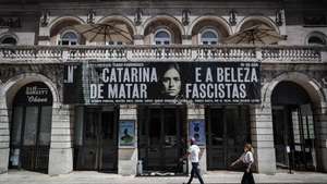 Pessoas passam pelo Teatro Nacional D. Maria II, horas antes da reabertura das salas de espetáculos, no âmbito das novas medidas de desconfinamento relacionadas com a pandemia da covid-19, em Lisboa, 19 de abril de 2021. (ACOMPANHA TEXTO ) MÁRIO CRUZ/LUSA