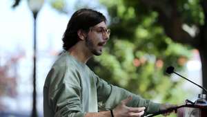 Luís Monteiro discursa durante a apresentação da sua candidatura pelo Bloco de Esquerda à Câmara Municipal de Vila Nova de Gaia, 18 abril 2021. ESTELA SILVA/LUSA