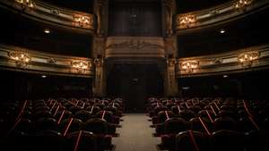 Cadeiras interditas para a visualização da peça "Catarina e a beleza de matar fascistas" antes da reabertura ao público, no âmbito das novas medidas de desconfinamento relacionadas com a pandemia da covid-19, no Teatro Nacional D. Maria II , em Lisboa, 19 de abril de 2021. (ACOMPANHA TEXTO) MÁRIO CRUZ/LUSA