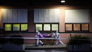 CONJUNTO DE 30 FOTOGRAFIAS SOBRE UM ANO DE ESTADO DE EMERGÊNCIA: 26-30:  Foto datada de 27/01/2021: Os paramédicos estão a transportar pacientes da covid-19 do Hospital Amadora Sintra para o Hospital da Luz em Lisboa, devido ao aumento das hospitalizações, Amadora, Portugal, 27 de Janeiro de 2021. O Hospital da Amadora-Sintra, no distrito de Lisboa, está a transportar uma equipa de médicos, enfermeiros e auxiliares para acompanhar os 19 pacientes que estão a ser transferidos para a enfermaria que irá abrir no Hospital da Luz em Lisboa. MARIO CRUZ/LUSA