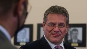 O Vice-presidente da CE e comissário das Relações Interinstitucionais e Prospetiva, Maroš Šefcovic, fala à imprensa após participar na reunião no âmbito da Aliança Europeia para as Baterias, na sede do ministério em Lisboa, 18 de maio de 2021. TIAGO PETINGA/LUSA