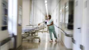 Um dos corredores do Hospital Santa Maria, em Lisboa, 18 de maio de 2021. Após várias transformações para dar resposta a milhares de doentes com covid-19, o Hospital Santa Maria, em Lisboa, regressou à normalidade com corredores cheios de utentes para ir a uma consulta externa, fazer exames ou mesmo uma cirurgia. (ACOMPANHA TEXTO DO DIA 21 DE MAIO DE 2021) JOÃO RELVAS/LUSA