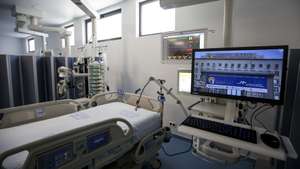 A ministra da Saúde, Marta Temido (ausente da imagem) inaugura a nova Unidade de Cuidados Intensivos Polivalente do Hospital de Santa Maria  no Centro Hospitalar Universitário Lisboa, que passa a ser a maior UCI do país, com 25 camas. 21 de maio de 2021. NUNO FOX/LUSA