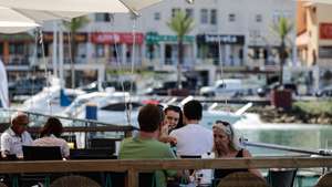 Turistas almoçam na marina de Vilamoura, 19 de maio de 2021. Dando início aos planos de retomada do turismo, Portugal passou a permitir na segunda - feira, 17 de maio, viagens não essenciais do Reino Unido e de países da União Europeia, o que fez com que muitos turistas se deslocassem de férias para o Algarve.   (ACOMPANHA TEXTO) LUÍS FORRA/LUSA