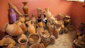 Diverso material de olaria da criação de Domingas da Moura e Ana Lina Monteiro (ausentes na foto). Irmãs e duas das muitas oleiras da localidade cabo-verdiana de Fonte Lima, com uma vida dedicada a moldar o barro para peças de cerâmica, mas veem a profissão em risco por desinteresse de jovens, Fonte Lima, Ilha de Santiago, Cabo Verde, 08 de março de 2021. (ACOMPANHA TEXTO DO DIA 27 DE MARÇO DE 2021). FERNANDO DE PINA/LUSA