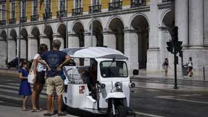 Um tuk-tuk no Terreiro do Paço durante a reportagem sobre o impacto da covid-19 no negócio dos tuk-tuk e na animação turística, em Lisboa, 13 de agosto de 2020. (ACOMPANHA TEXTO DE 15/08/2020) RODRIGO ANTUNES/LUSA