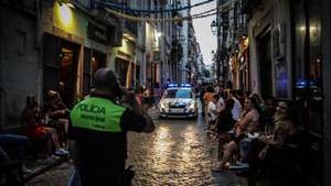 Ação de fiscalização da ASAE em parceria com a Polícia Municipal de Lisboa a estabelecimentos comerciais e restauração no âmbito das medidas de restrição da covid-19, no Bairro Alto, em Lisboa, 25 de junho de 2021. MÁRIO CRUZ/LUSA