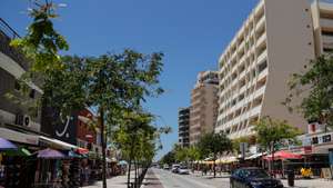 Falta de turistas na praia da Rocha devido à pandemia de covid-19 leva ao desespero de muitos comerciantes, que são obrigados a fecharem as portas por falta de clientes, em Portimão, 24 de junho de 2021. (ACOMPANHA TEXTO DA LUSA DO DIA 27 DE JUNHO DE 2021). LUÍS FORRA/LUSA
