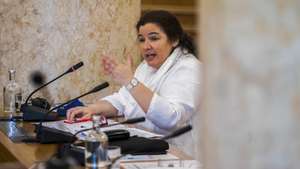 A ministra da Modernização do Estado e da Administração Pública, Alexandra Leitão, durante a sua audição na Comissão de Administração Pública, Modernização Administrativa, Descentralização e Poder Local, na sequência de requerimento apresentado pelo grupo parlamentar do PCP, sobre atropelos aos direitos dos trabalhadores de empresas contratadas pelo Estado para a prestação de serviços, na Assembleia da República, 07 de julho de 2021. JOSÉ SENA GOULÃO/LUSA