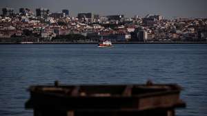 Um cacilheiro atravessa o rio Tejo em direção a Cacilhas, em Cacilhas, Almada, 20 de maio de 2020. O transporte rodoviário foi reforçado com a entrada do segunda fase do desconfinamento devido à pandemia da covid-19, apesar disso as carreiras continuam com poucas pessoas o que contrasta com a grande utilização dos transportes fluviais da Transtejo/Soflusa. (ACOMPANHA TEXTO). MÁRIO CRUZ/LUSA