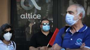 Concentração de representantes dos sindicatos que compõem a Frente Sindical (SINTTAV, STPT; SNTCT, STT; Federação dos Engenheiros e SINQUADROS) e a CT da MEO, de protesto pela decisão da Comex da Altice Portugal da tentativa de um despedimento colectivo, em Lisboa, 25 de junho de 2021. RODRIGO ANTUNES/LUSA