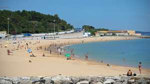 Banhistas divertem-se à beira-mar na praia de Santo Amaro de Oeiras, aliviadas as medidas de emergência devido à situação epidemiológica da Covid-19, em Oeiras, 17 de maio de 2020. Com o aumento da temperatura a praia foi o destino procurado por alguns portugueses. ANTÓNIO PEDRO SANTOS/LUSA