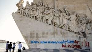 O Padrão dos Descobrimentos, em Belém, foi hoje vandalizado com um ‘graffiti’ numa das laterais do monumento, com uma extensão de cerca de 20 metros e escrito em inglês, Lisboa, 08 de agosto de  2021.  ANTÓNIO COTRIM/LUSA