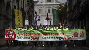 Marcha e concentração de trabalhadores da Saint-Gobain Sekurit Portugal, S.A., fábrica de transformação do vidro para a indústria automóvel, que protestam contra a proposta de despedimento coletivo e a substituição por um armazém logístico de recolha, armazenagem e expedição de produtos, dada pela empresa, em Lisboa, 09 de setembro de 2021. ANDRÉ KOSTERS/LUSA