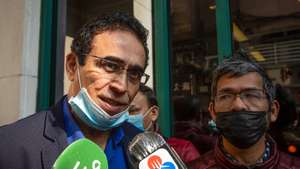 O deputado da Assembleia Legislativa (AL) de Macau, o único deputado português na AL, e presidente dos trabalhadores da função pública de Macau, José Pereira Coutinho (E), fala aos jornalistas sobre o pedido de apoio aos condutores profissionais de autocarros de agências de turismo no território, que pretende entregar por carta ao Chefe do executivo, em Macau, China, 17 de feveireiro de 2020. CARMO CORREIA/LUSA