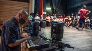 Preparativos para o Tremor Festival que arranca na próxima terça-feira com um espetáculo reunindo em palco cerca de 20 elementos da escola de musica que vão estar em palco com Jerry The Cat, num espetáculo improvisado de música experimental tendo como mensagem as alterações climáticas, Ponta Delgada,  Sao Miguel, Açores 02 de setembro 2021. ( ACOMPANHA TEXTO DO DIA 06 SETEMBRO 2021). EDUARDO COSTA /LUSA