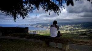 Um turista visita Santa Iria, Ilha de São Miguel, Açores, 15 de junho de 2021. A Região Autónoma dos Açores promove a região como destino de férias seguras com a oferta de testes gratuitos à covid-19. Mais de um ano desde a pandemia da Covid 19, o setor do turismo já nota uma retoma mas que não se assemelha aos anos pré-pandemia. (ACOMPANHA TEXTO DE 17/06/2021) EDUARDO COSTA/LUSA