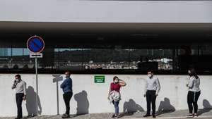 Alunos, pessoal docente e não docente esperam para ser testados à covid-19 no regresso às aulas na Faculdade de Direito da Universidade de Lisboa, no âmbito das novas medidas de desconfinamento relacionadas com a pandemia da covid-19, no Campus de Campolide, em Lisboa, 19 de abril de 2021. Portugal inicia hoje a terceira fase do desconfinamento com a reabertura de mais escolas, lojas, restaurantes e cafés, um levantamento de restrições que não é acompanhado nos 10 concelhos onde a incidência da covid-19 é maior. MÁRIO CRUZ/LUSA