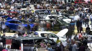 epa07442306 epa07442253 People look at cars as they visit the 89th Geneva International Motor Show, in Geneva, Switzerland, 16 March 2019. The Motor Show open its gates to the public from 07 to 17 March, presenting more than 180 exhibitors and more than 100 world and European premieres.  EPA/LAURENT GILLIERON  EPA-EFE/LAURENT GILLIERON
