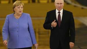 epa09422163 German Chancellor Angela Merkel (L) and Russian President Vladimir Putin (R) arrive for a joint news conference following their talks in the Kremlin in Moscow, Russia, 20 August 2021.  German Chancellor Angela Merkel is on a working visit in Moscow.  EPA/ALEXANDER ZEMLIANICHENKO / POOL