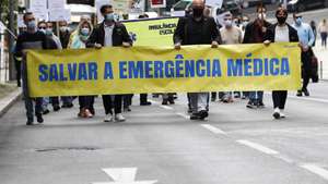 Manifestação "Salvar a emergência médica" convocada pelo Sindicato dos Técnicos de Emergência Pré-Hospitalar (STEPH) para reivindicar reformas na emergência médica, Lisboa, 27 de abril de 2021. Entre as várias matérias que constam do caderno reivindicativo estão a revisão da carreira especial de técnico de emergência médica pré-hospitalar, o melhoramento do equipamento das ambulâncias, que consideram desadequado, a formação dos técnicos de emergência médica que está por realizar e a publicação do acordo coletivo de carreira especial.  ANTÓNIO COTRIM/LUSA
