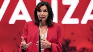 epa09525067 Anne Hidalgo, Paris' Mayoress and French Socialist Party's candidate to French President, talks to media during a press conference held in the framework of the opening day of 40th Spanish ruling Socialist Party PSOE Federal Congress in Valencia, eastern Spain, 15 October 2021.  EPA/Biel Alino
