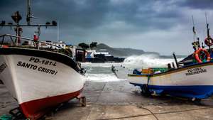 A depressão LOLA começou a afetar os grupos Ocidental e Central dos Açores, mas &quot;o período mais crítico” é esperado na quinta-feira, informou o Instituto Português do Mar e da Atmosfera (IPMA), Ponta Delgada, Açores, 22 de abril de 2021. Num comunicado, a delegação dos Açores do IPMA adianta que a depressão deverá encontrar-se, na madrugada de quinta-feira, &quot;centrada a cerca de 300 quilómetros a norte/nordeste do Corvo&quot;, prevendo-se &quot;um aumento significativo da intensidade do vento, com rajadas entre 120 a 130 quilómetros por hora nos grupos Ocidental (Flores e Corvo) e Central (Terceira, Pico, São Jorge, Graciosa e Faial) e até 100 quilómetros por hora no grupo Oriental (São Miguel e Santa Maria). EDUARDO COSTA /LUSA