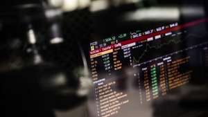 Um monitor mostra os valores do PSI-20, o índice que agrega as 20 maiores empresas cotadas na Euronext Lisboa, em Lisboa, 8 de novembro de 2021. MÁRIO CRUZ/LUSA