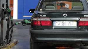 Automobilistas portugueses abastecem em Espanha para fugir aos preços altos dos combustíveis em Portugal e vão abastecer a Espanha, onde a diferença pode chegar aos 36 cêntimos por litro, em Ayamonte, Espanha, 17 de outubro de 2021. (ACOMPANHA TEXTO). LUÍS FORRA/LUSA